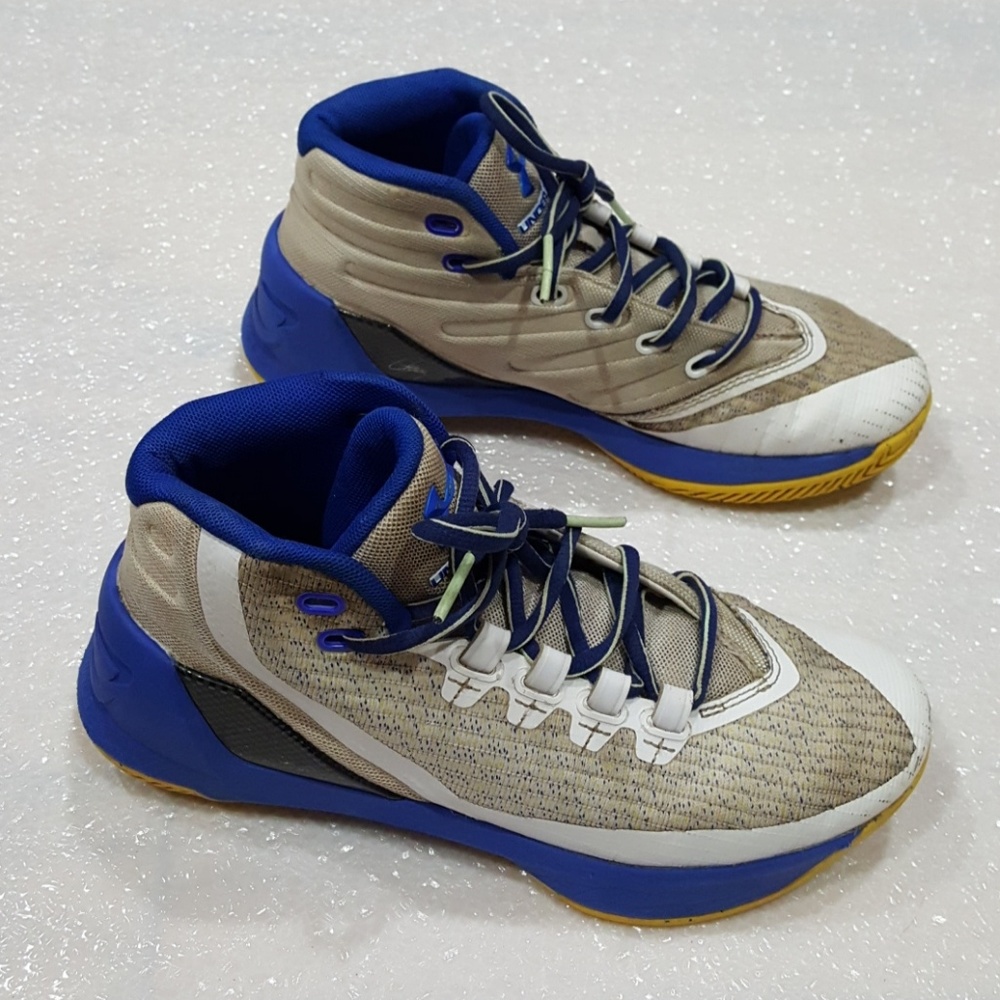 Under Armour big boy shoes size 5